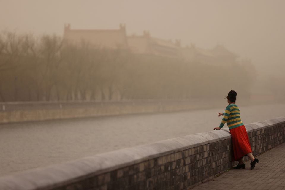 Chùm ảnh: Bão cát tấn công 410 triệu người tại Trung Quốc, cả thành phố bị bao trùm bởi màu cam mịt mờ - Ảnh 10.