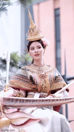 Nữ thần Songkran 2023 Baifern Pimchanok ngồi trên kiệu cao nhiệt tình chào người hâm mộ nhưng bị bắn nước “không trượt phát nào” - Ảnh 6.