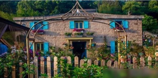 Cận cảnh ng&ocirc;i nh&agrave; l&agrave;m n&ecirc;n t&ecirc;n tuổi của L&yacute; Tử Thất: Đơn sơ bất ngờ so với thu nhập cả trăm tỷ đồng! - Ảnh 4.