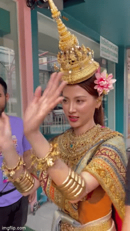 Nữ thần Songkran 2023 Baifern Pimchanok lộ nhan sắc thật qua cam thường, còn “lườm yêu” người hâm mộ khi diễu hành trên phố - Ảnh 8.