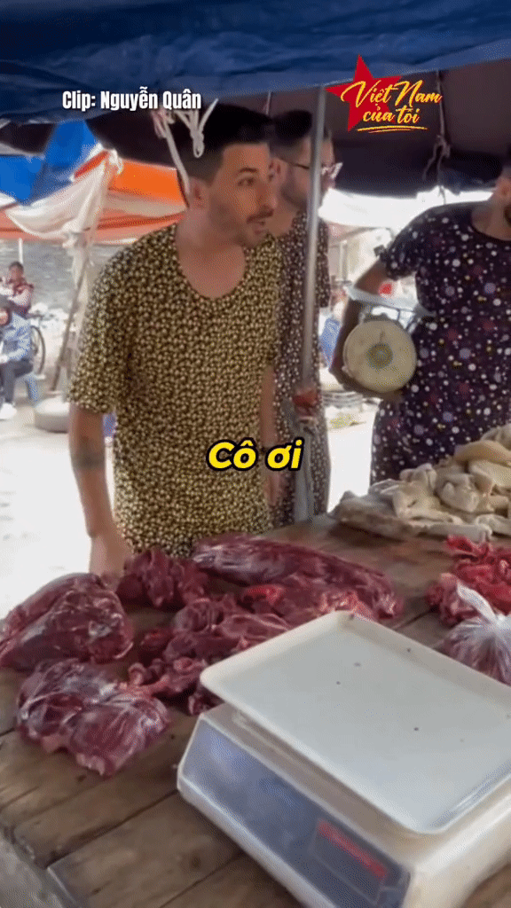 Độc lạ 4 chàng trai Tây mặc đồ bộ du lịch Việt Nam, hết đi chợ trả giá đến lội ruộng khiến netizen ngỡ ngàng: “Thế này thì hoà tan luôn rồi!”  - Ảnh 2.