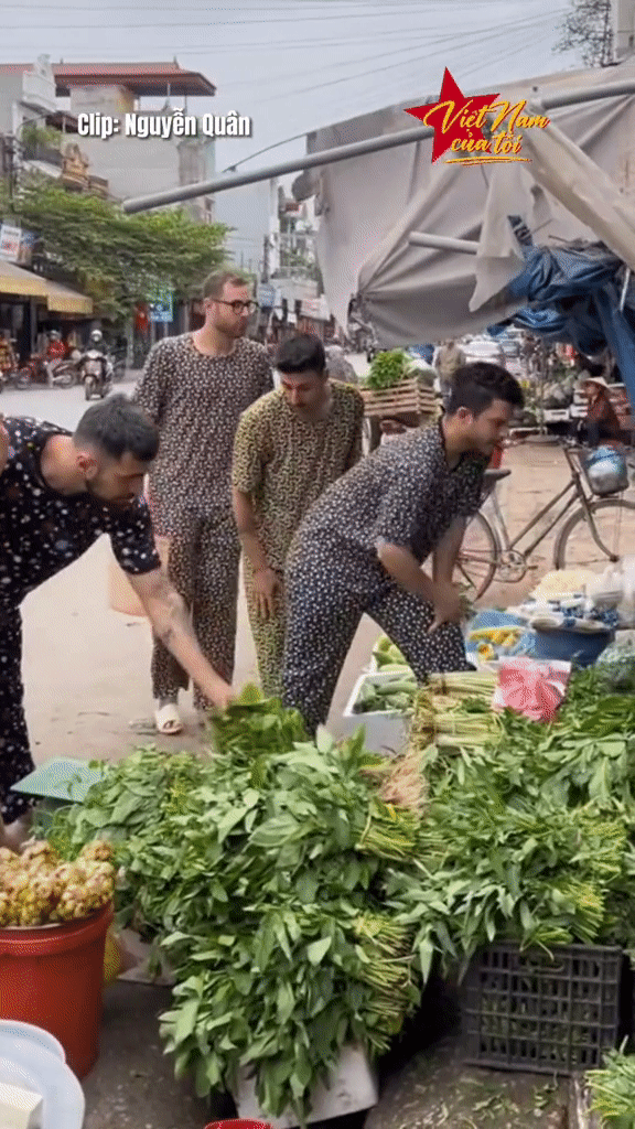 Độc lạ 4 chàng trai Tây mặc đồ bộ du lịch Việt Nam, hết đi chợ trả giá đến lội ruộng khiến netizen ngỡ ngàng: “Thế này thì hoà tan luôn rồi!”  - Ảnh 3.