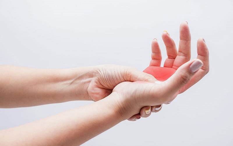 7 nguyên nhân phổ biến gây tê bì chân tay nhiều người hay gặp - Ảnh 1.