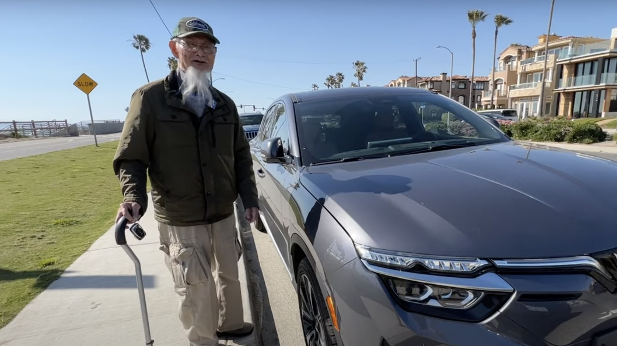 Cụ ông 90 tuổi chống gậy cầm lái VinFast VF 8: ‘Công nghệ như xe Mỹ, vỏ chắc hơn xe Nhật, cách làm thị trường thông minh, khác kiểu Nhật, Hàn’