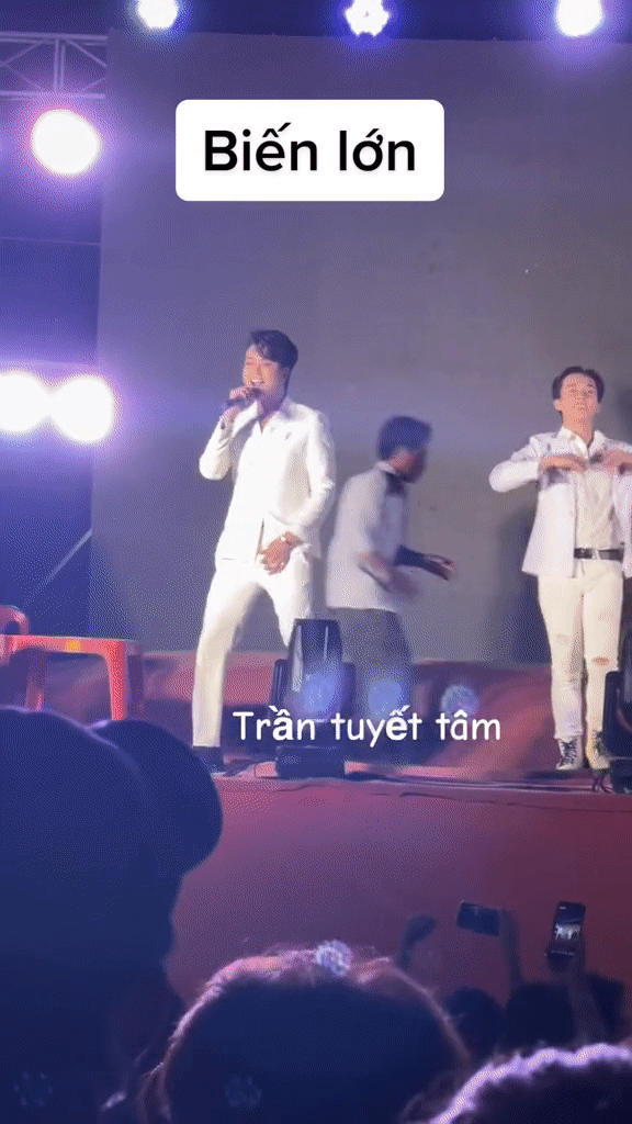 Vụ màn hình led sập giữa sân khấu: 2 vũ công chấn thương, nam ca sĩ Việt may mắn thoát hiểm - Ảnh 2.