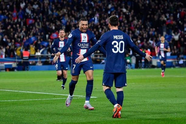 Mbappe và Messi phối hợp ăn ý trước khi Messi ghi bàn trong chiến thắng 3-1 của PSG trước Lens ở vòng 31 Ligue 1