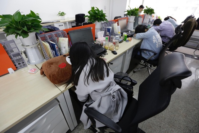 Cảnh ăn, ngủ ngay tại văn phòng của nhân viên Trung Quốc - Ảnh & Video