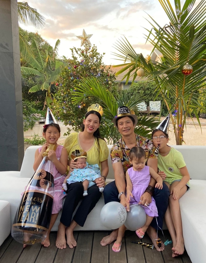 Vắng Bóng Màn Ảnh Việt, Dustin Nguyễn Có Cuộc Sống Hạnh Phúc Bên Bà Xã Xinh  Đẹp Và 4 Con Ở Hawaii