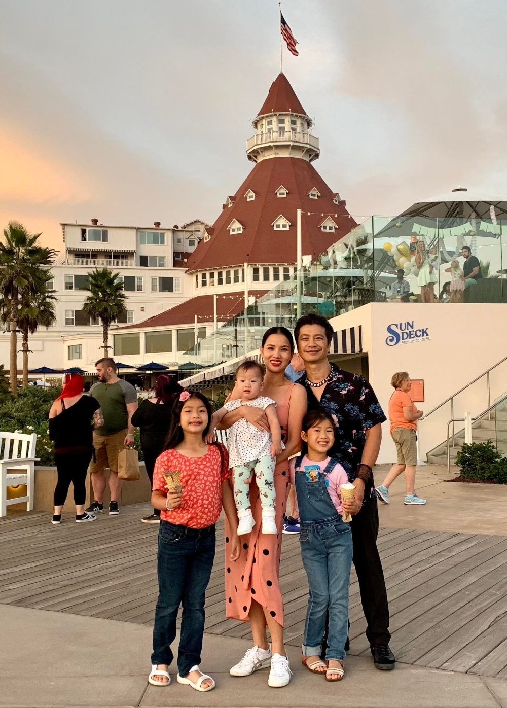 Vắng bóng màn ảnh Việt, Dustin Nguyễn có cuộc sống hạnh phúc bên bà xã xinh đẹp và 4 con ở Hawaii - Ảnh 6.