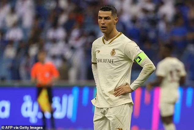 Ronaldo hành xử &quot;khó coi&quot; sau trận thua 0-2 của Al Nassr - Ảnh 2.