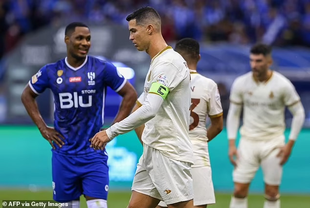Ronaldo hành xử &quot;khó coi&quot; sau trận thua 0-2 của Al Nassr - Ảnh 3.