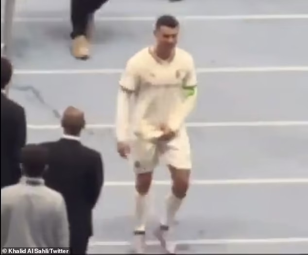 Ronaldo hành xử &quot;khó coi&quot; sau trận thua 0-2 của Al Nassr - Ảnh 4.