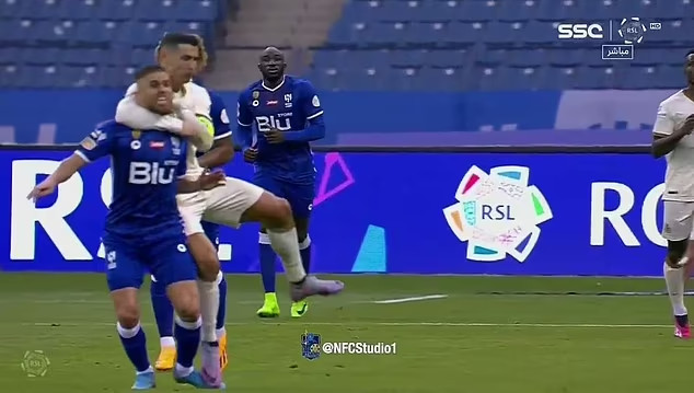 Ronaldo hành xử &quot;khó coi&quot; sau trận thua 0-2 của Al Nassr - Ảnh 6.