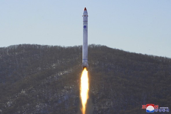 Nhà lãnh đạo Triều Tiên ra lệnh phóng vệ tinh do thám quân sự theo kế hoạch - Ảnh 1.