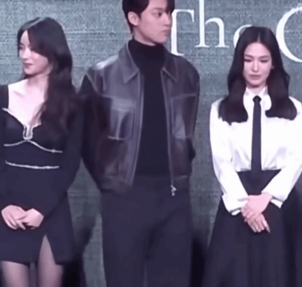 Clip gây sốt: Cái liếc mắt thấu hiểu hồng trần của Song Hye Kyo dành cho Lee Do Hyun - Lim Ji Yeon trong sự kiện họp báo The Glory  - Ảnh 3.