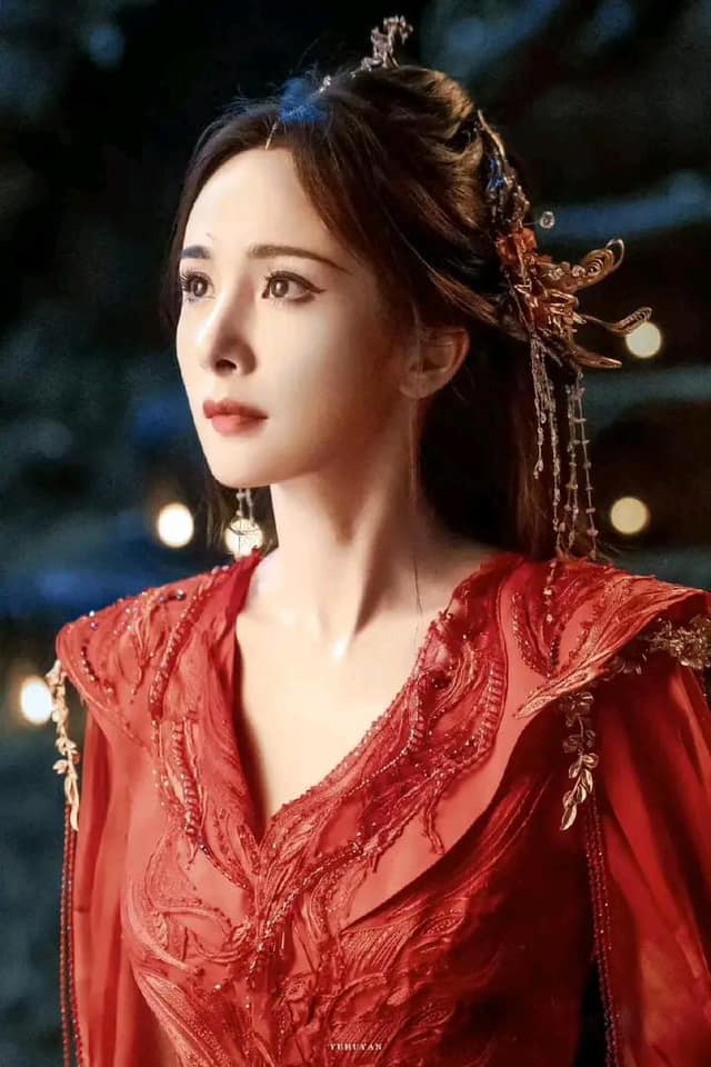 Loạt mỹ nhân cổ trang Hoa ngữ trong váy áo đỏ rực: Dương Mịch - Địch Lệ Nhiệt Ba - Lưu Thi Thi, ai đẹp hơn ai - Ảnh 2.
