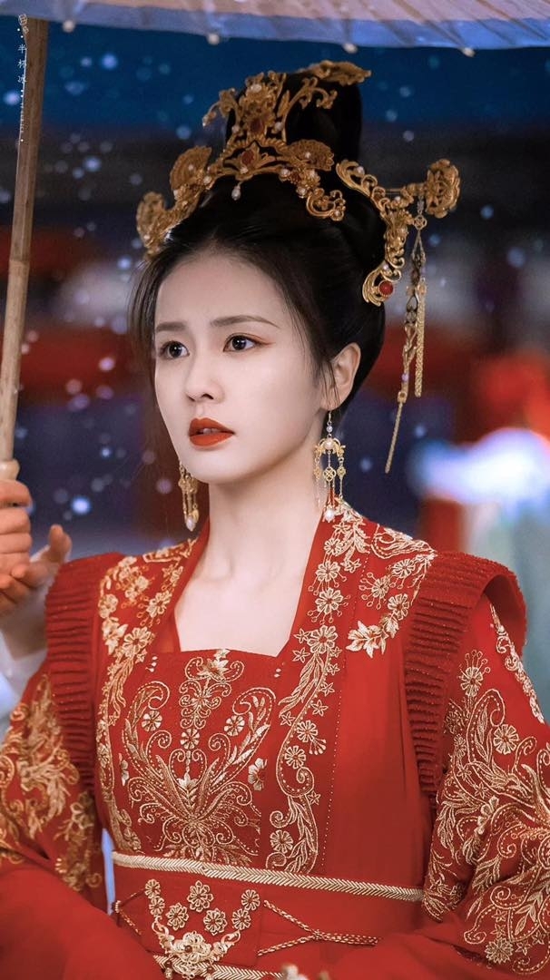 Loạt mỹ nhân cổ trang Hoa ngữ trong váy áo đỏ rực: Dương Mịch - Địch Lệ Nhiệt Ba - Lưu Thi Thi, ai đẹp hơn ai - Ảnh 11.