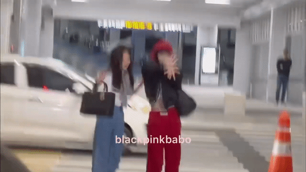 BLACKPINK đại náo sân bay: Jennie nhợt nhạt bất ngờ, Jisoo - Lisa nhảy vũ đạo Flower trước cả &quot;rừng&quot; ống kính - Ảnh 10.