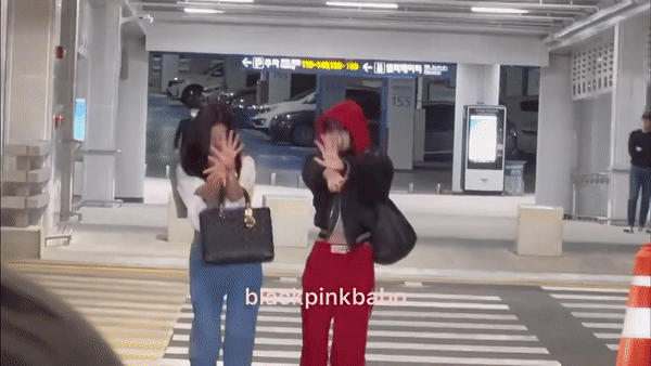 BLACKPINK đại náo sân bay: Jennie nhợt nhạt bất ngờ, Jisoo - Lisa nhảy vũ đạo Flower trước cả &quot;rừng&quot; ống kính - Ảnh 11.