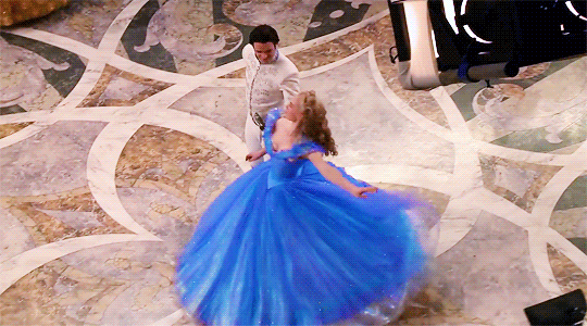 Đằng sau chiếc váy xanh Cinderella lộng lẫy nhất màn ảnh là nỗi đau tưởng như tra tấn - Ảnh 1.