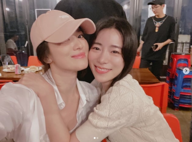 Clip gây sốt: Cái liếc mắt thấu hiểu hồng trần của Song Hye Kyo dành cho Lee Do Hyun - Lim Ji Yeon trong sự kiện họp báo The Glory  - Ảnh 7.