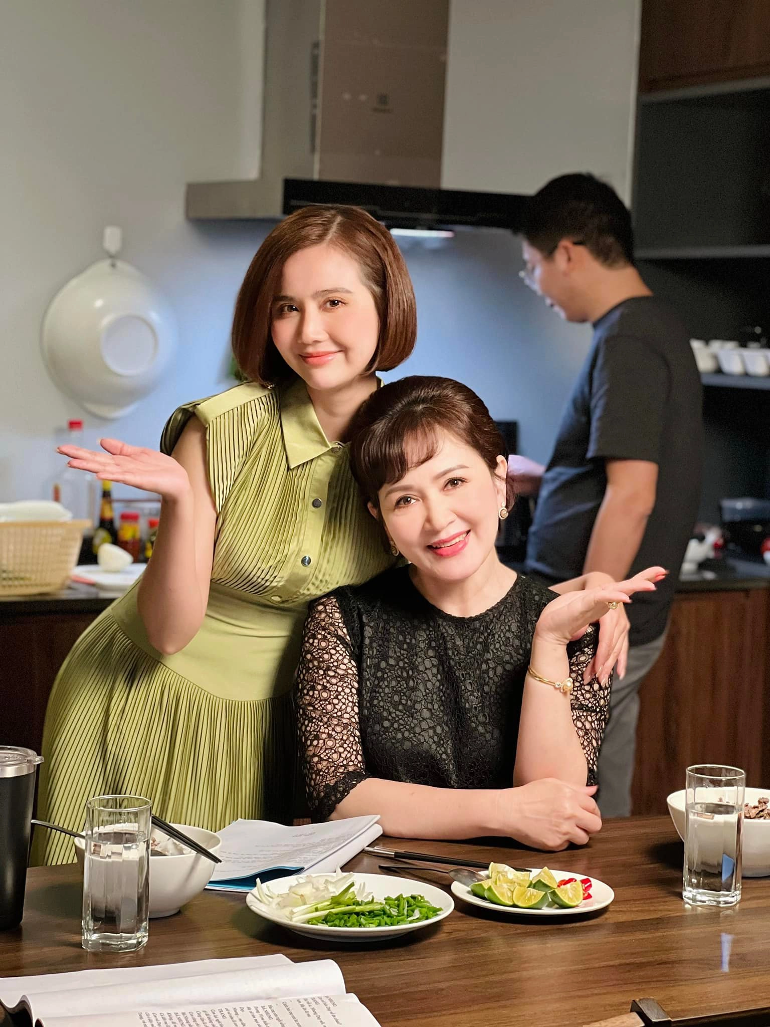 Quỳnh Lương - Huyền Lizzie: Hai nữ chính mặc đẹp nhất phim VTV đụng hàng một mẫu váy - Ảnh 3.