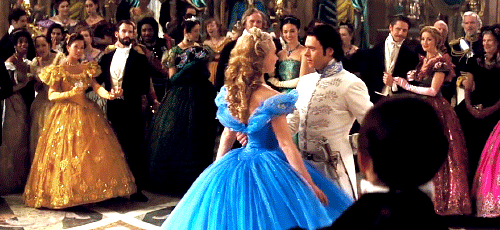 Đằng sau chiếc váy xanh Cinderella lộng lẫy nhất màn ảnh là nỗi đau tưởng như tra tấn - Ảnh 2.