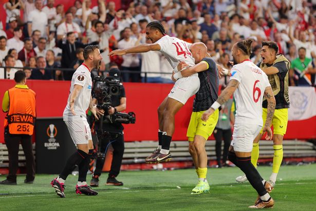 Điểm nhấn Sevilla 3-0 MU: Đêm thảm họa của De Gea và Maguire, 'Quỷ đỏ' đã tự thua chính mình - Ảnh 4.