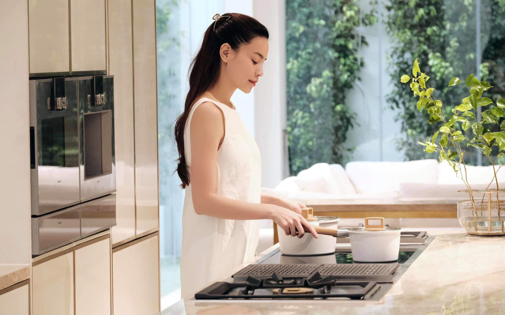 Góc bóc giá: Ca nương Kiều Anh chi 500 triệu chỉ để mua tủ lạnh, vợ Việt của đại gia Thái Lan có góc bếp đắt bằng căn chung cư - Ảnh 2.