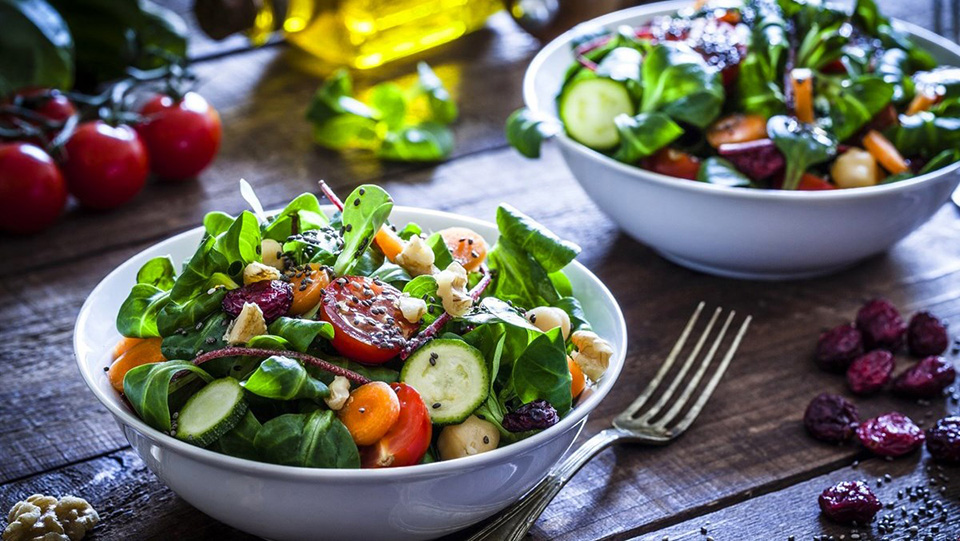 salad rau bina thanh mát vừa dễ ăn, vừa tốt cho sức khỏe