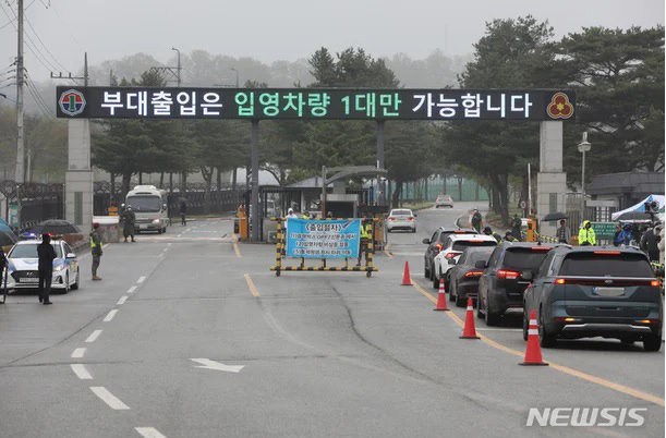 Cho phép 'nhiều ô tô' vào lễ nhập ngũ, rộ nghi vấn 'đối xử đặc biệt' với Jin & J-Hope của BTS - Ảnh 2.