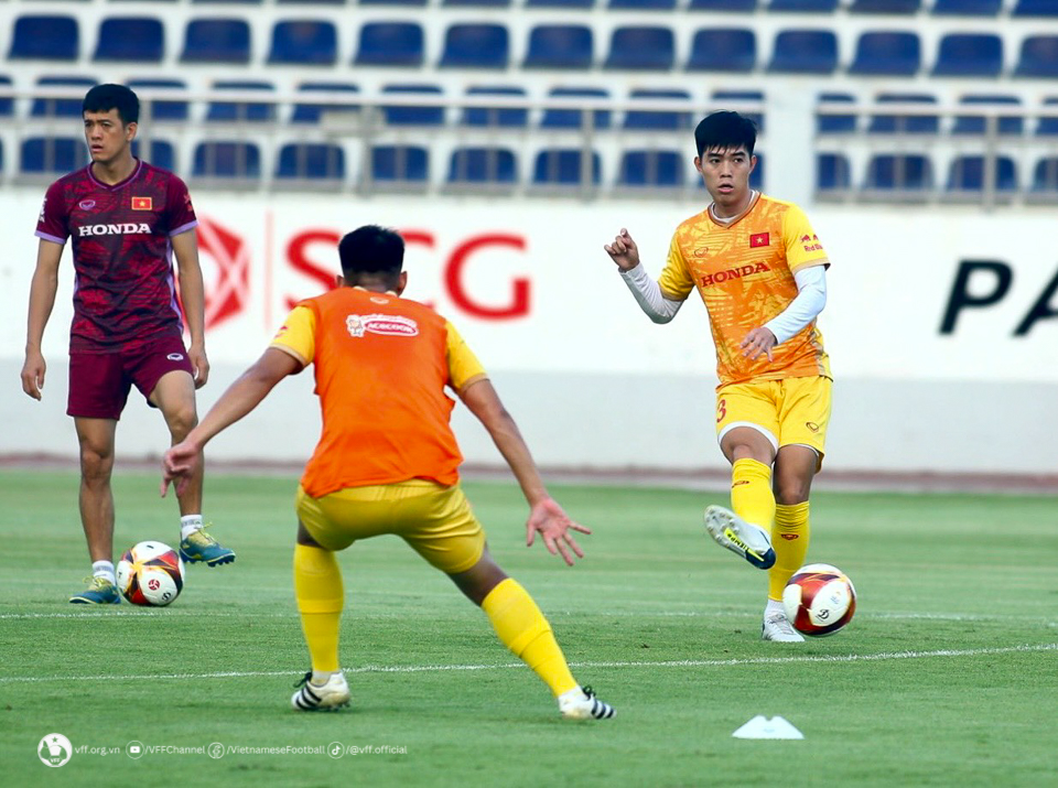 U22 Việt Nam chốt hai trận đấu kín với CLB TPHCM, HLV Troussier loại 7 cầu thủ - Ảnh 3.
