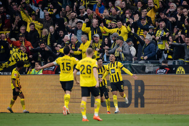 Dortmund đè bẹp Frankfurt 4-0, chiếm ngôi đầu Bundesliga