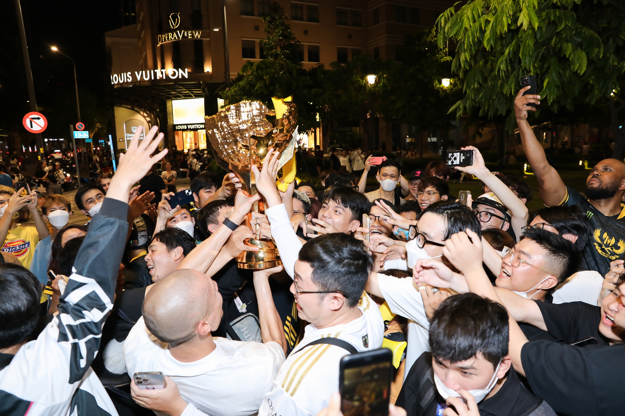 GAM và người hâm mộ mừng chức vô địch ở phố đi bộ Nguyễn Huệ - nguồn: GAM Esports