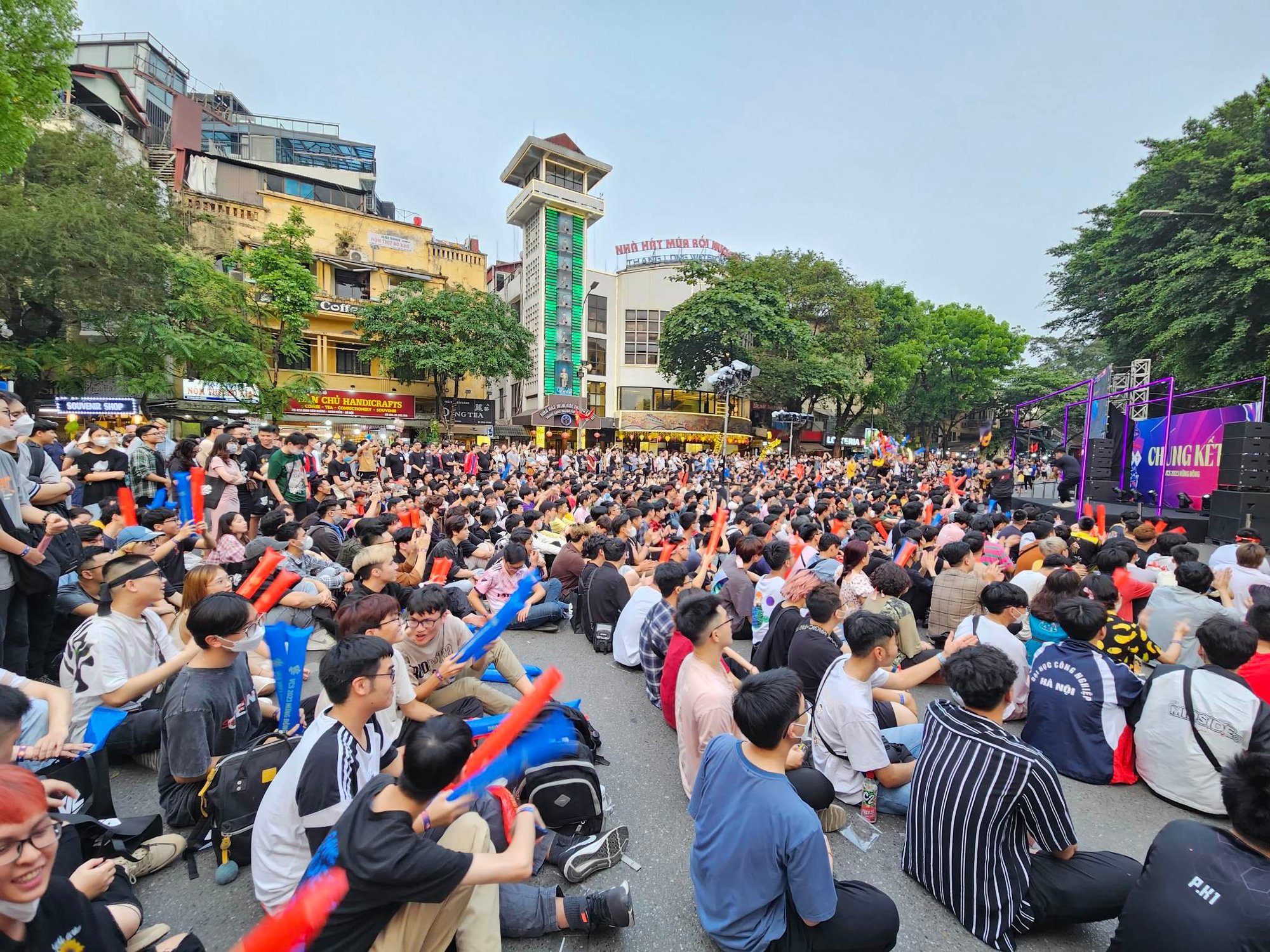 Đông đảo người hâm mộ tham dự buổi Viewing Party tại Hà Nội - nguồn: Hoàng Dương