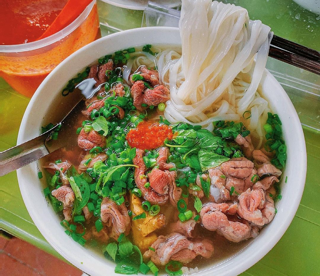 10 món ngon của Việt Nam được báo nước ngoài khen nức nở: 1 món bánh nhiều người Việt còn nhầm - Ảnh 1.