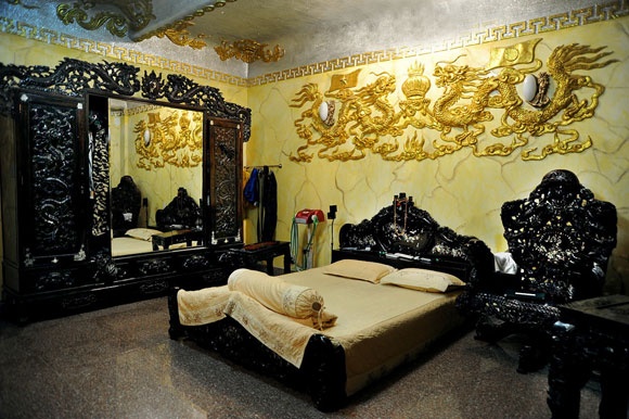 Cận cảnh căn biệt thự dát vàng hơn 100 tỷ của Ông hoàng nhạc sến Ngọc Sơn: Thiết kế kì lạ, có cả bức tượng đúc từ 1000 cây vàng - Ảnh 16.