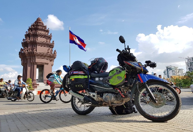 Bất ngờ CĐV hết tiền đi máy bay, vẫn có thể lái xe máy sang Campuchia cổ vũ U22 Việt Nam - Ảnh 2.