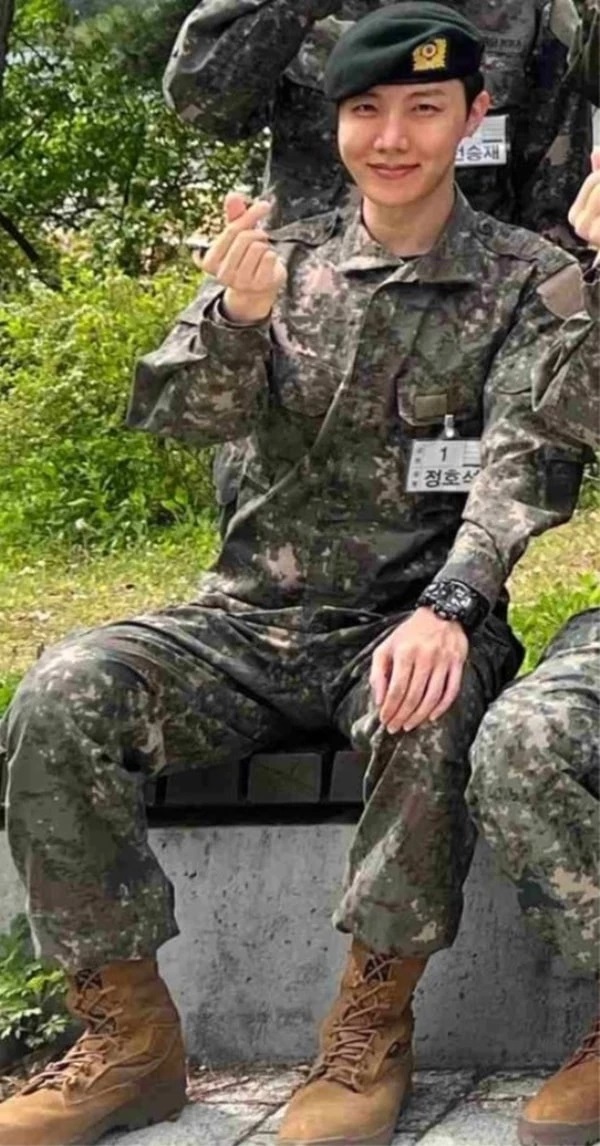 J-Hope của BTS trông khỏe mạnh tại trung huấn luyện quân sự - Ảnh 1.