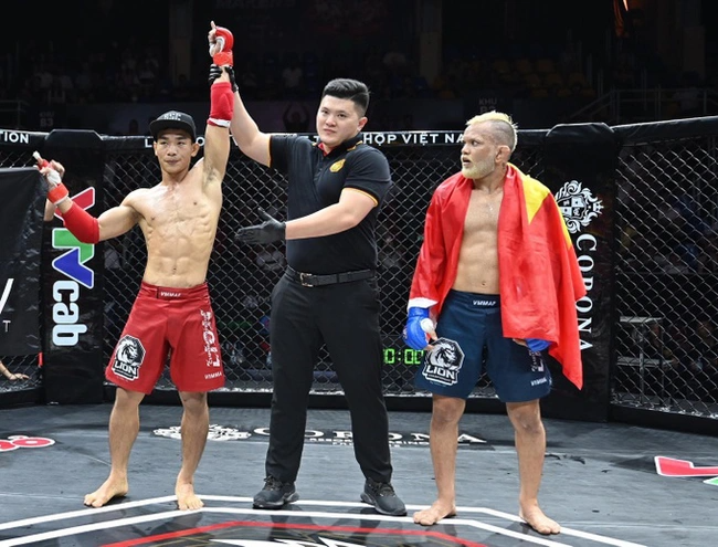 Trần Ngọc Lượng được xử thắng điểm Oliveira trong trận đấu do MMA Việt Nam tổ chức ngày 22/4. Ảnh: MMAVN