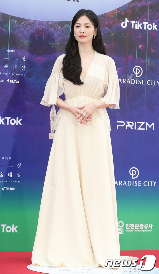 Song Hye Kyo tái xuất tại lễ trao giải Baeksang 2023 sau 7 năm: Lộ dấu vết lão hóa trong ảnh chính thức nhưng tới hình chụp vội mới sốc! - Ảnh 4.