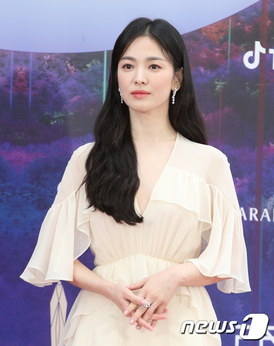 Song Hye Kyo tái xuất tại lễ trao giải Baeksang 2023 sau 7 năm: Lộ dấu vết lão hóa trong ảnh chính thức nhưng tới hình chụp vội mới sốc! - Ảnh 5.