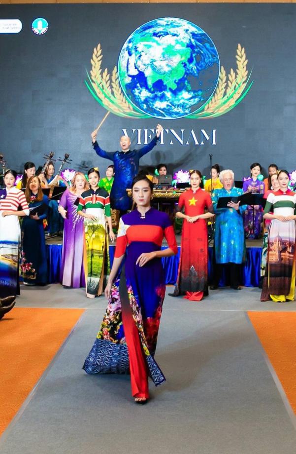 Áo dài của NTK Đỗ Trịnh Hoài Nam gây ấn tượng với các đại biểu quốc tế - Ảnh 7.