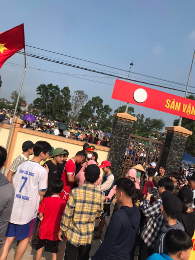 ‘Người không phổi’ một thời của ĐT Việt Nam gây sốt khi đá sân làng, khiến người hâm mộ tấm tắc khen - Ảnh 4.