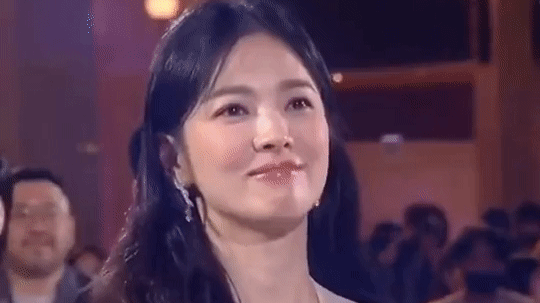 Nước mắt của Song Hye Kyo viral khắp Baeksang 2023: Nhìn dàn The Glory thắng giải còn bản thân lại mất Daesang vào tay đàn em