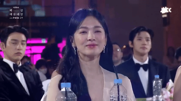 Những khoảnh khắc hot nhất Baeksang: Song Hye Kyo - Lim Ji Yeon tạo khung hình quyền lực, Park Bo Gum - Suzy né nhau ngoài thảm đỏ nhưng ngọt ngào bất ngờ trong hậu trường - Ảnh 17.