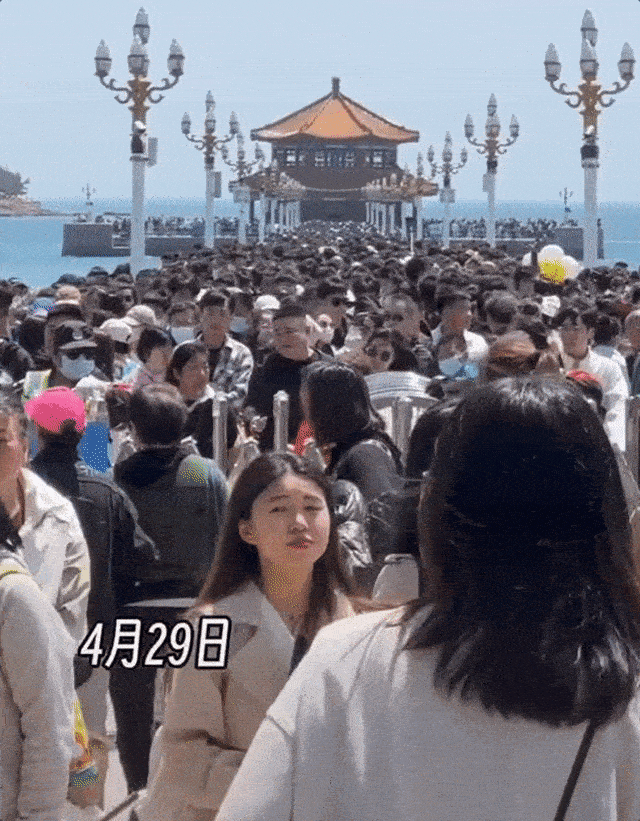 Chùm ảnh: Biển người mênh mông trong kỳ nghỉ lễ tại Trung Quốc, Vạn Lý Trường Thành kẹt cứng người check-in - Ảnh 3.