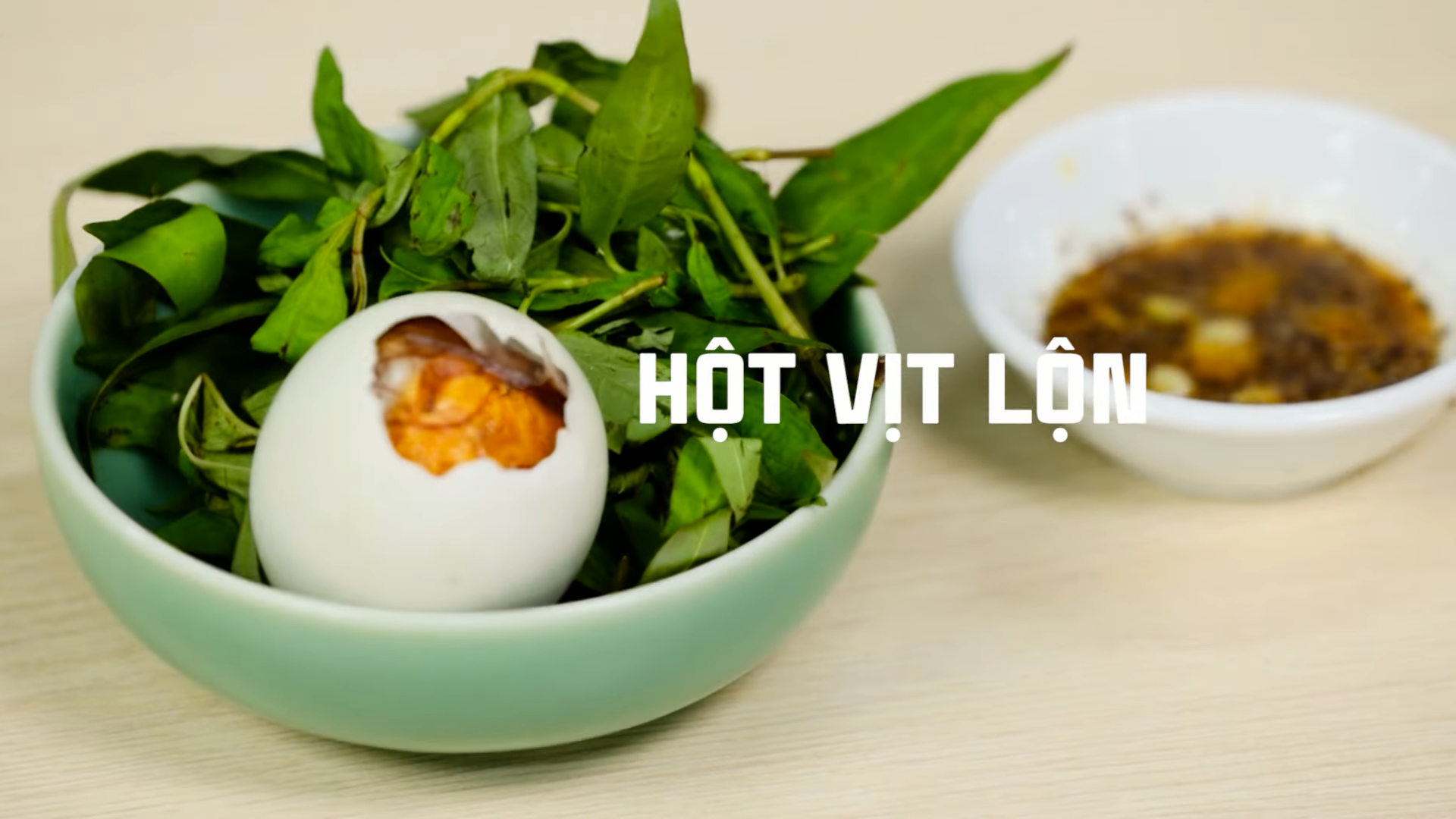 Khách Tây thưởng thức các món trứng của Việt Nam: Món đáng sợ nhất thế giới hóa ra lại ngon không tưởng - Ảnh 3.