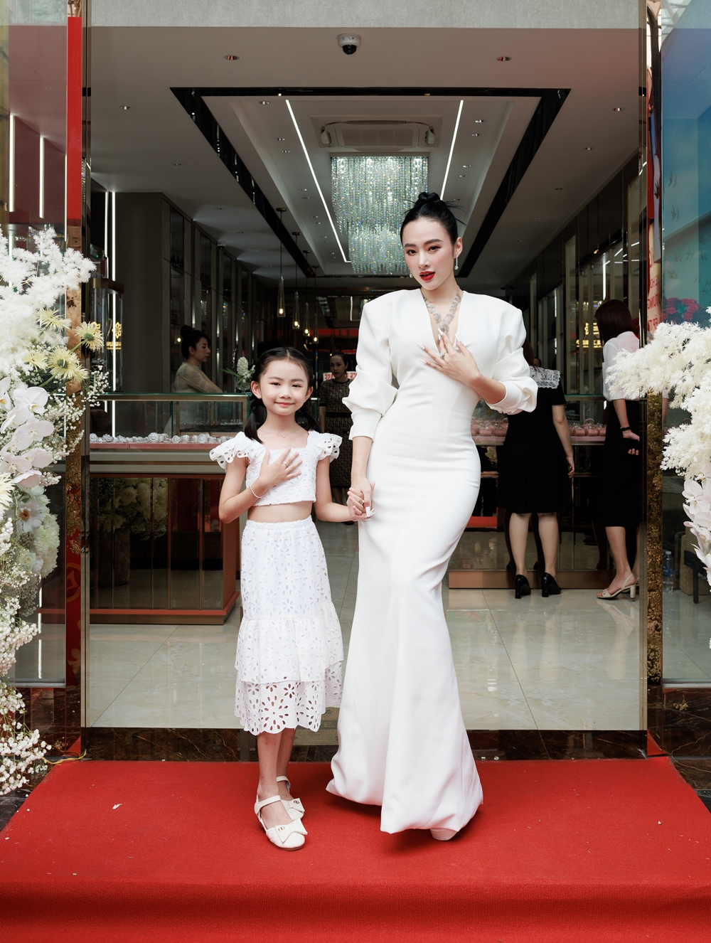 Angela Phương Trinh gây sốc với chiếc váy quá bạo