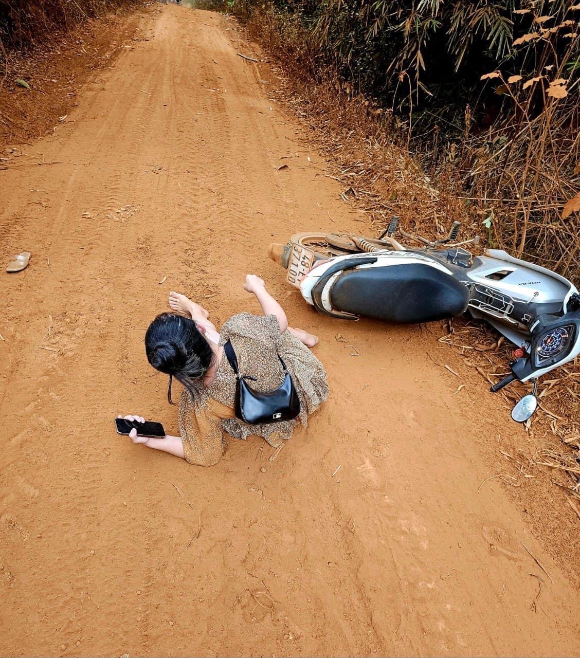 Vợ ngã xe giữa đường vẫn chụp ảnh sống ảo, Lê Dương Bảo Lâm bị chỉ trích - Ảnh 2.